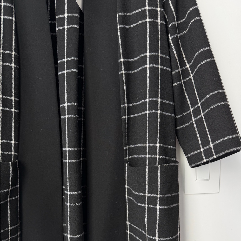 🇨🇦 Body Bag - Montreal. Black and White Plaid Coat